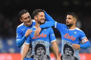 Dries Mertens (giữa) với cú đúp giúp Napoli thắng Lazio 4-0