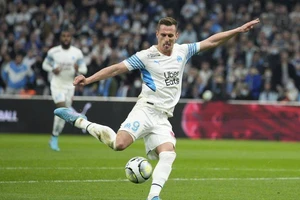 Milik lập hattrick giúp Marseille ngược dòng thắng Angers
