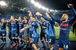 Các cầu thủ Napoli mừng ngôi đầu bảng