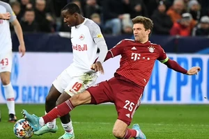 Thomas Muller tranh bóng với hậu vệ Salzburg