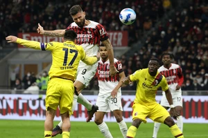 Olivier Giroud (AC Milan) bất lực trước khung thành Bologna