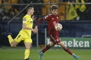 Thomas Muller đi bóng trước hậu vệ Villarreal