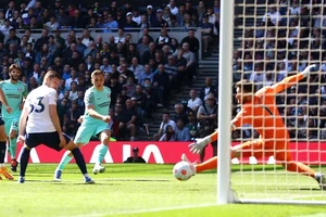 Pha ghi bàn của Trossard đã nhấn chìm Tottenham ở phút 90