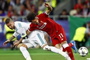 Pha tiểu xảo của Sergio Ramos khiến Mo Salah trật xương vai
