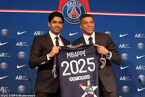 Chủ tịch Nasser Al-Khelaifi và Kylian Mbappe