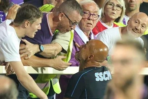 HLV Luciano Spalletti đối đầu với cổ động viên Fiorentina