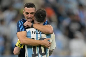 HLV Lionel Scpaloni ôm chặt Messi sau tiếng còi mãn trận