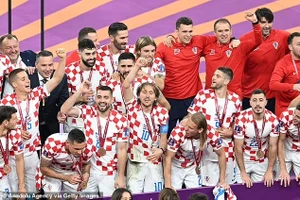 Luka Modric (giữa) trong lễ trao huy chương World Cup