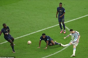 Hàng thủ tuyển Pháp vất vả chống lại Messi