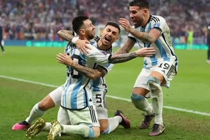 Các cầu thủ Argentina ăn mừng chiến thắng sau loạt sút luân lưu