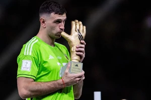 Emiliano Martinez nhận giải Găng tay vàng World Cup 2022