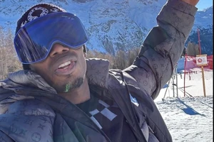 Paul Pogba đi chơi trượt tuyết dù chưa hoàn toàn hồi phục chấn thương