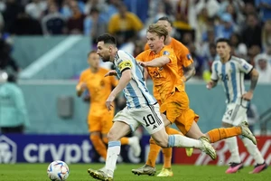 Lionel Messi đi bóng trong trận gặp Hà Lan