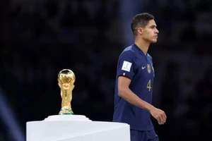 Raphael Varane lên nhận huy chương bạc ở World Cup 2022