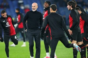  HLV Stefano Pioli trên sân tập hôm qua