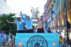 Manchester City diễu hành mừng chiến thắng