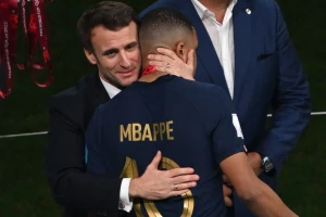 Tổng thống Cộng hòa Pháp, Emmanuel Macron chia sẻ với Kylian Mbappe