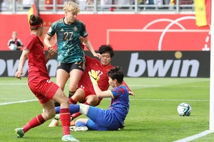 Paulina Krumbiegel ghi bàn vào lưới thủ thành Kim Thanh (tuyển Việt Nam)