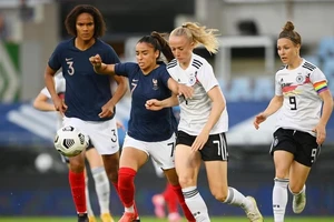 Lea Schüller (Đức) tranh bóng với Sakina Karchaoui (Pháp) ở Euro 2022