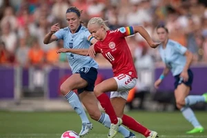 Tiền vệ Đan Mạch Pernille Harder (10) là cầu thủ nguy hiểm nhất trước khung thành tuyển Anh