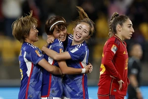 Hinata Miyazawa (giữa) và các đồng đội ăn mừng bàn thắng