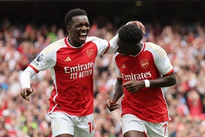 Eddie Nketiah và Bukayo Saka ăn mừng bàn thắng trước Forest