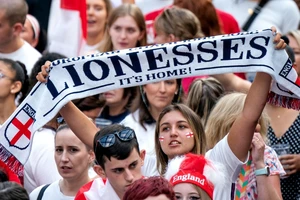 Người hâm mộ bóng đá Anh cổ động đội tuyển ở các lễ hội bóng đá