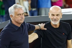 Hai HLV Stefano Pioli và Jose Mourinho sau trận đấu