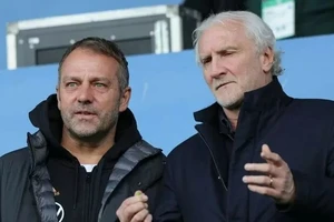 Giám đốc đội tuyển quốc gia Đức Rudi Voller (phải) và cựu HLV Hansi Flick