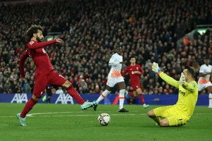 Mo Salah uy hiếp khung thành West Ham trong trận thắng 1-0 hồi tháng 10