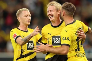 Reus (trái) ăn mừng chiến thắng trên sân Hoffenheim