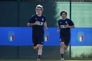 Nicolò Zaniolo (trái) và Sandro Tonal đã phải rời trại tập huấn của tuyển Italia