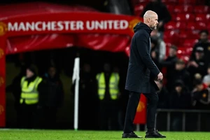 Erik ten Hag thất vọng rời sân sau trận thua Newcastle