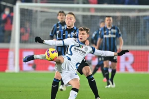 Barella sút bóng trước hậu vệ Atalanta