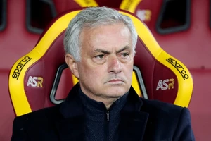 HLV Jose Mourinho lầm lì theo dõi trận đấu mà không phản ứng gì
