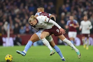 Erling Haaland dính chấn thương trong trận thua Aston Villa hôm thứ Năm
