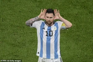Messi ăn mừng bàn thắng lạ lùng kiểu 'Chói tai'
