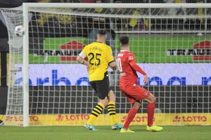Pha dứt điểm chệch khung thành Borussia Dortmund của Tim Kleindienst