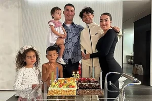 Ronaldo và gia đình cùng 3 chiếc bánh sinh nhật