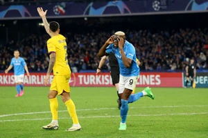 Victor Osimhen ghi bàn gỡ hòa cho Napoli trong trận gặp Barcelona