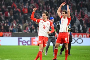 Leon Goretzka (phải) và Thomas Muller ăn mừng chiến thắng 8-1