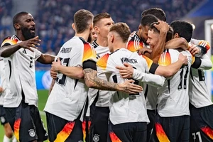 Các cầu thủ Đức ăn mừng chiến thắng trước Pháp