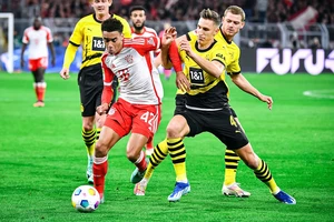 Tiền đạo Bayern Jamal Musiala đột phá qua hậu vệ Dortmund