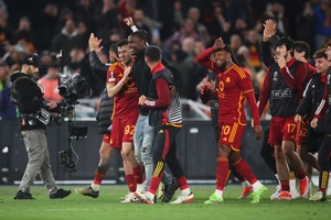Các cầu thủ AS Roma ăn mừng chiến thắng