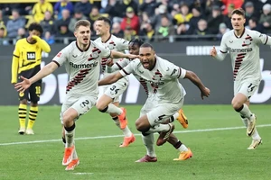 Josip Stanisic (2) gỡ hòa 2-2 cho Bayer Leverkusen ở phút 98