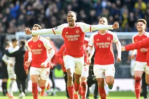 Các cầu thủ Arsenal ăn mừng chiến thắng