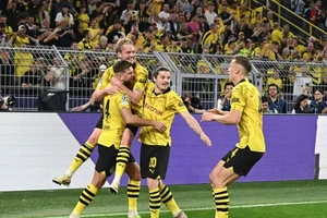 Các cầu thủ Dortmund ăn mừng bàn thắng của Niclas Fullkrug (trái)