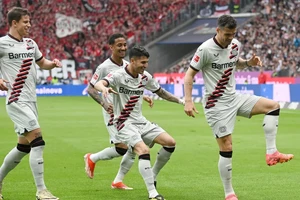 Các cầu thủ Bayer Leverkusen ăn mừng chiến thắng