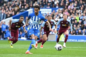 Joao Pedro ghi bàn quyết định cho Brighton sau quả 11m