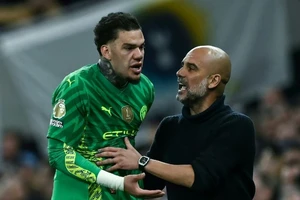 Thủ môn Ederson phản ứng với quyết định của Pep